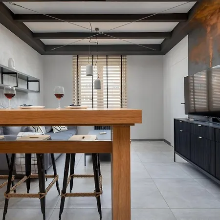 Trendy Downtown For 4 Guests By Renters Διαμέρισμα *