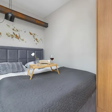 Trendy Downtown For 4 Guests By Renters *
